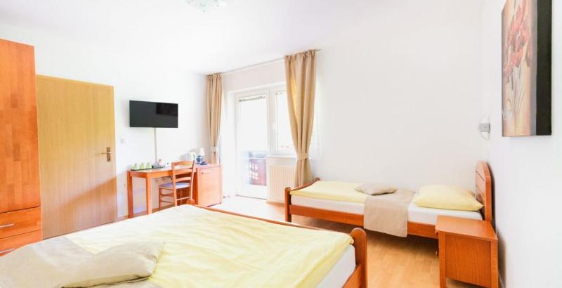 Triple Room with Balcony image 4