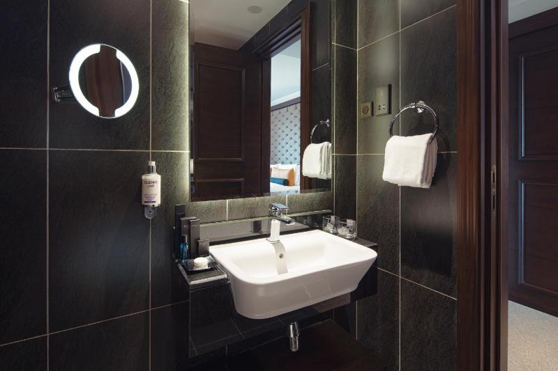 Deluxe Studio, Private Beach, Infinity Pool, Lazy River & Kids Club Access image 1