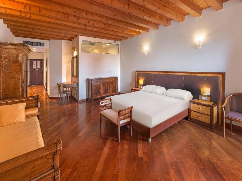 Deluxe Double with Balcony and Arena View  image 3