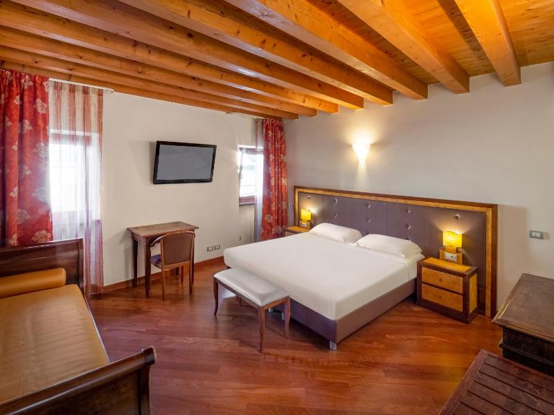 Quadruple Room - Attic image 1
