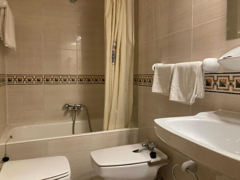 Twin Room image 3