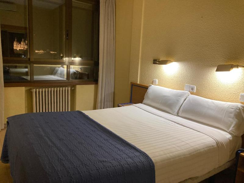 Double Room image 3