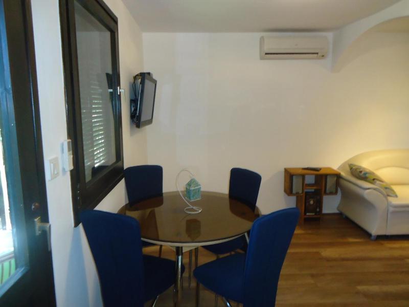 One-Bedroom Bungalow with Garden View image 3