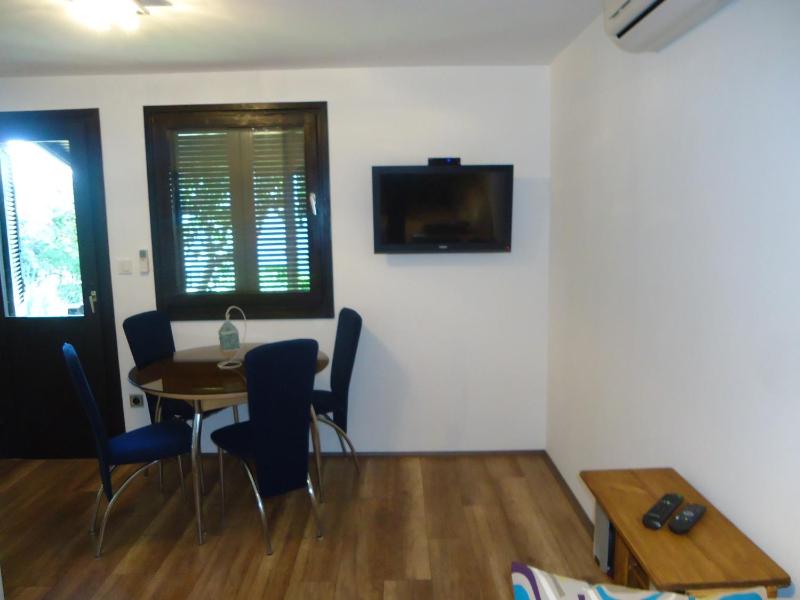 One-Bedroom Bungalow with Garden View image 2
