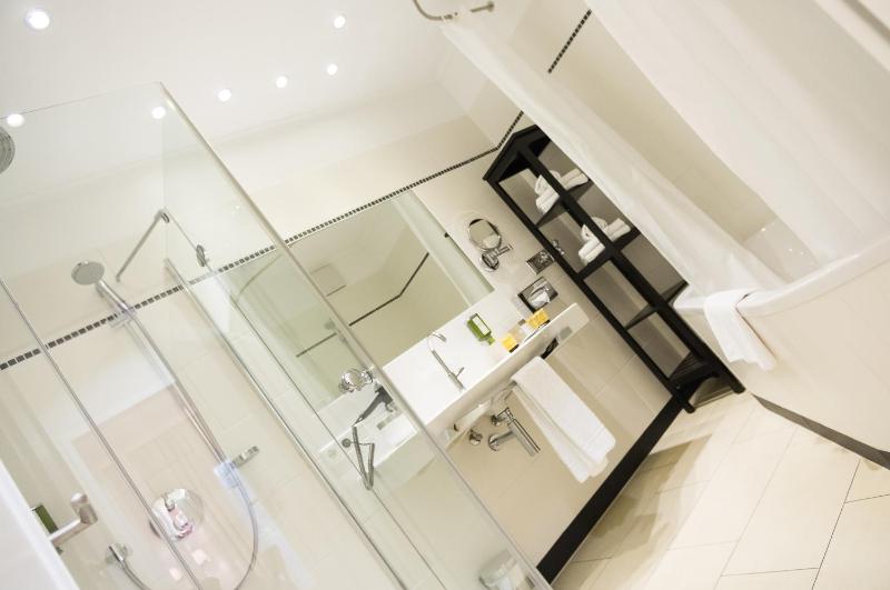 Suite with Garden View image 3