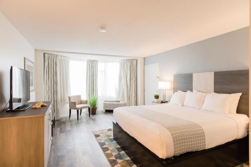 One-Bedroom Suite with Ocean View image 3