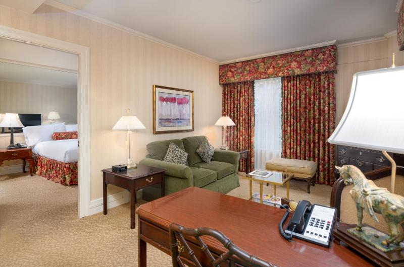 Mayflower Park Hotel - image 12
