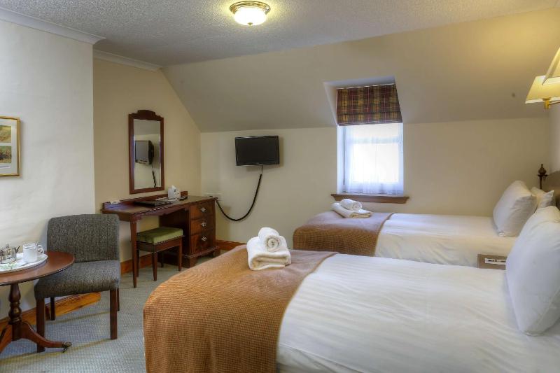 Standard Twin Room image 4