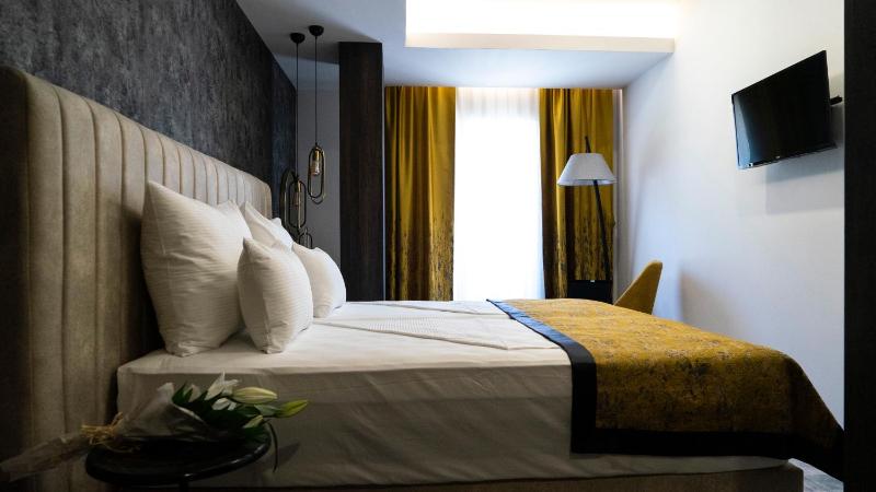 Deluxe Double Room with Extra Bed image 3