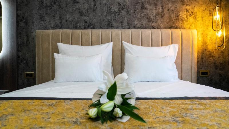 Deluxe Double Room with Extra Bed image 4