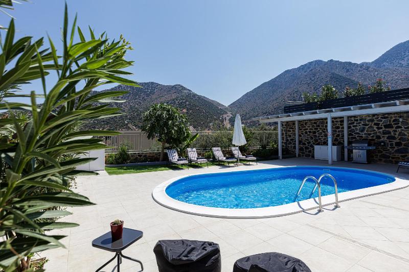 Modern family villa Basilicata Salmostro in Bali w/ Pool & BBQ Area - image 6