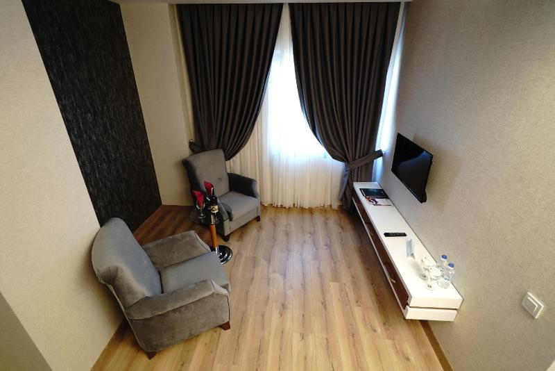 Deluxe Suite image 2