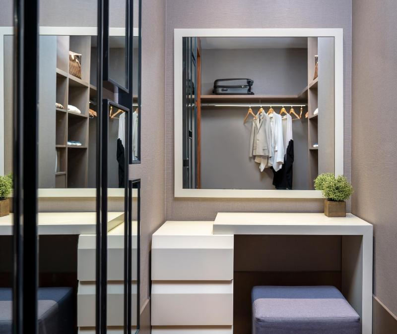 Presidential Suite with Terrace and City View image 2