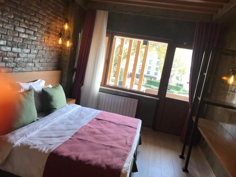 Deluxe Double Room with Balcony image 2