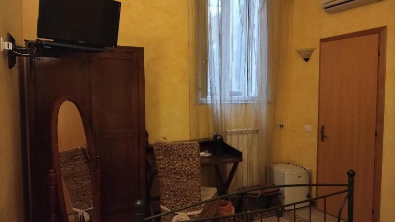 Small Double Room image 3
