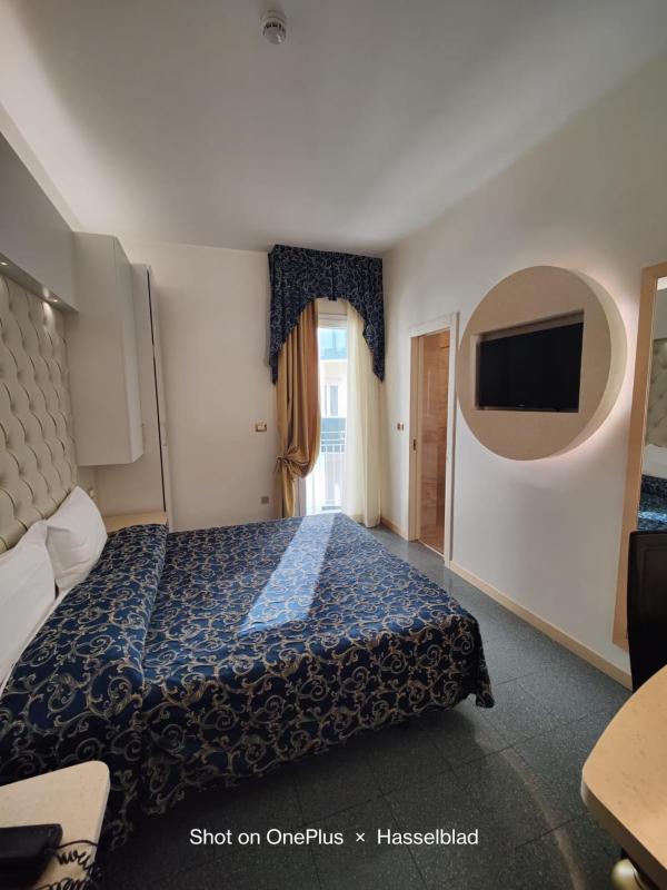 Small Double Room image 1