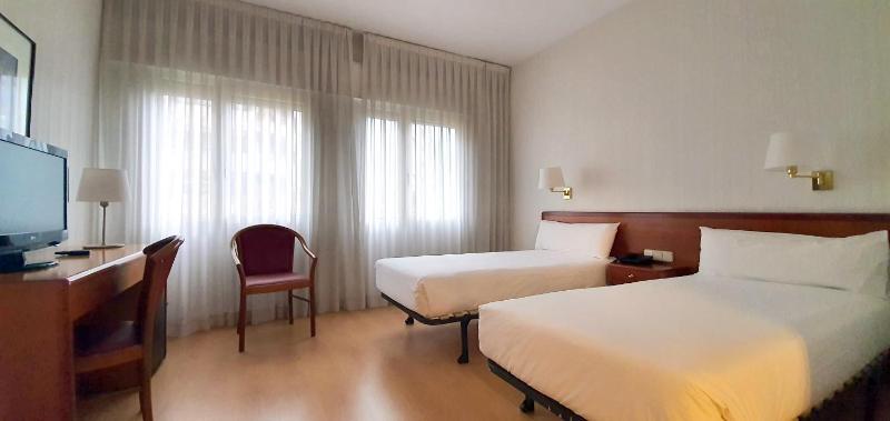 Twin Room image 1