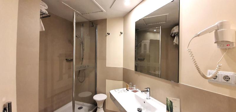 Twin Room image 4