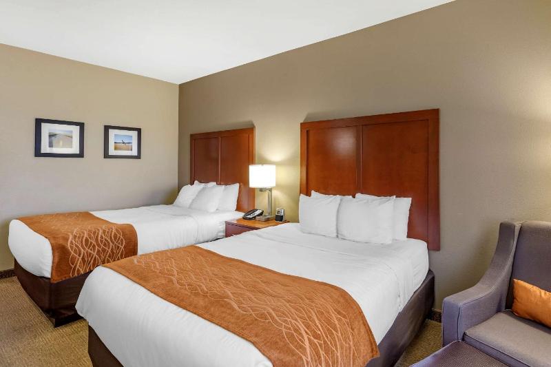 Queen Room with Two Queen Beds image 4