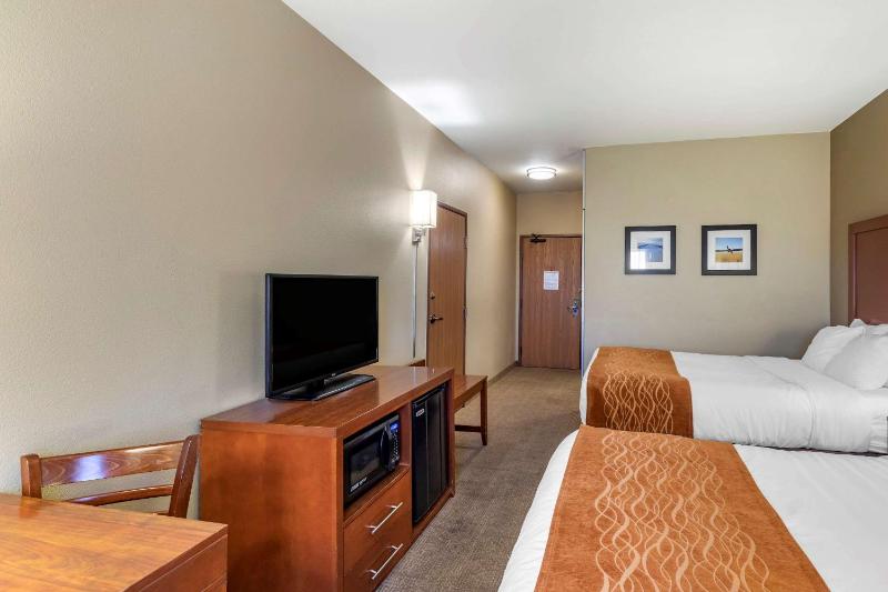 Queen Room with Two Queen Beds image 3
