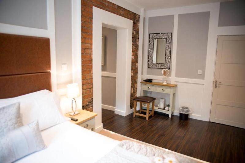 Deluxe Double Room image 2