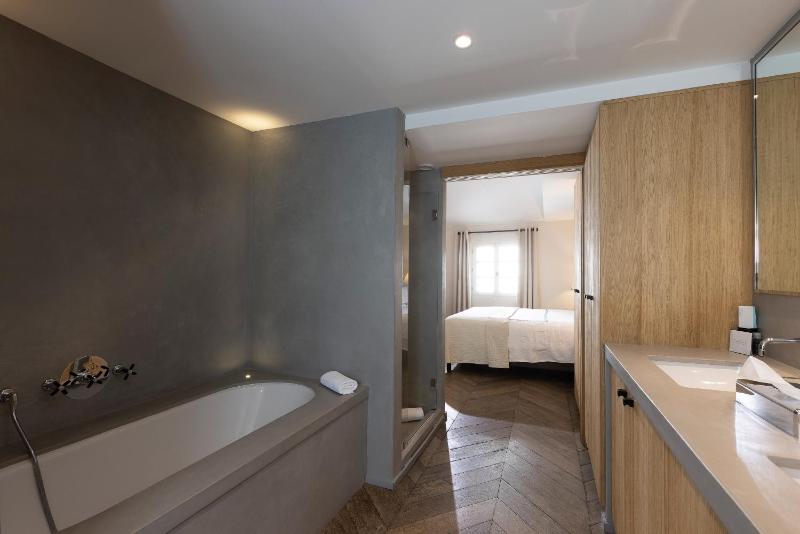 Deluxe Room image 2