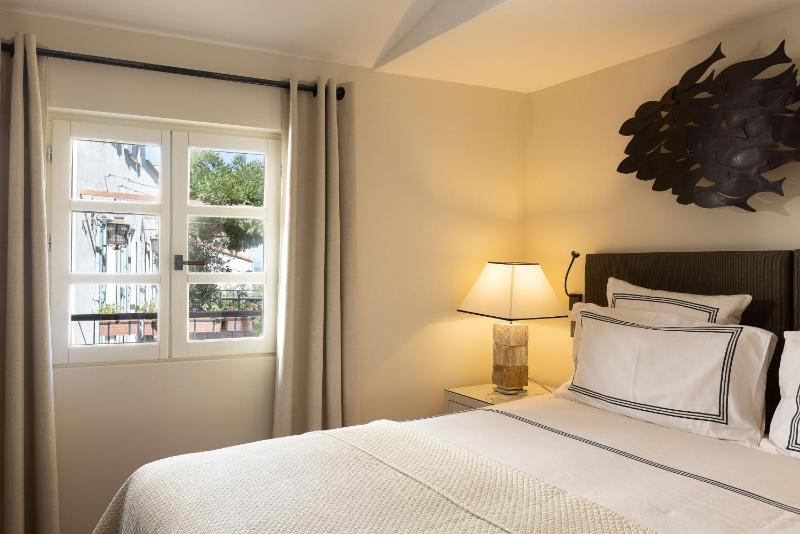 Deluxe Room image 3
