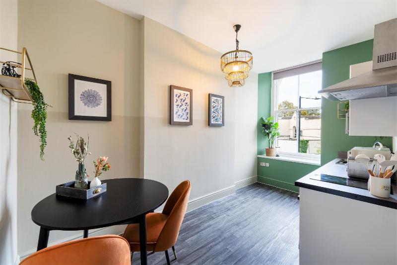 Clifton House I Free Private Parking - image 15