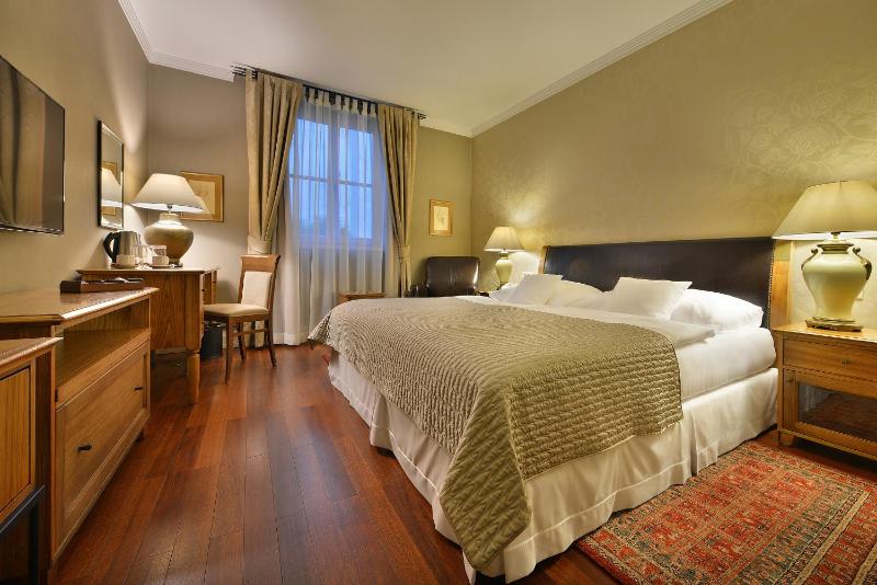 Classic Double Room image 4