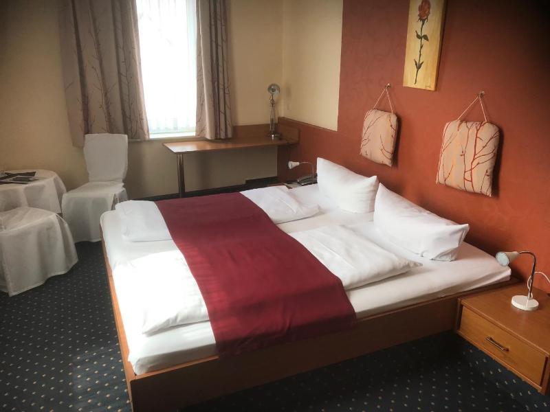Double Room image 4