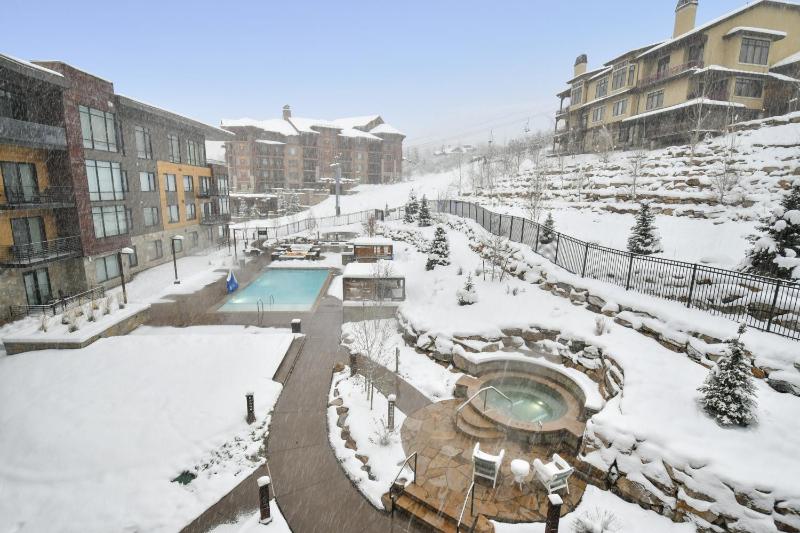 Modern Ski In Out 2 BR in Canyons Village - image 23