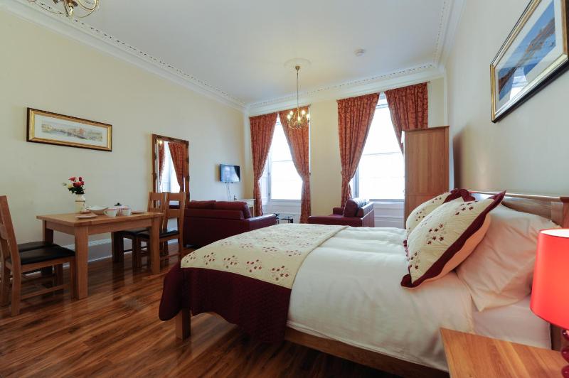 Deluxe Family Suite image 4
