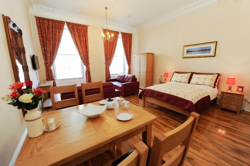 Deluxe Family Suite image 1
