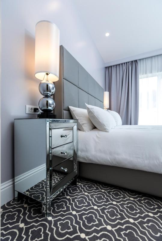 Luxury King Room with Balcony image 2