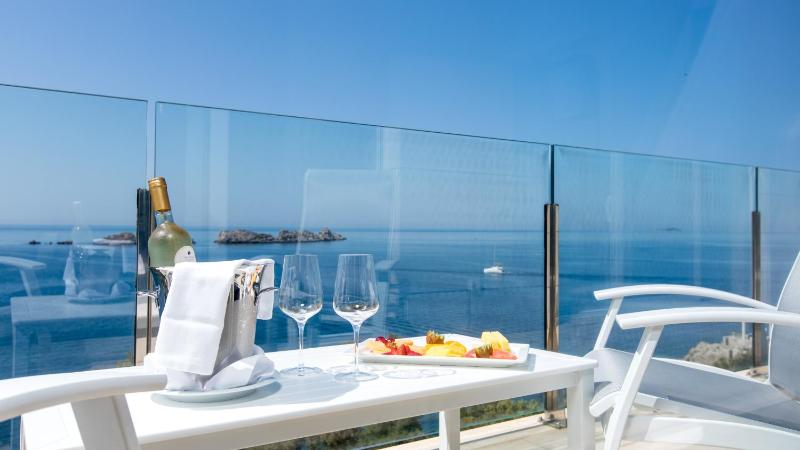 Luxury King Room with Sea View and Balcony image 4