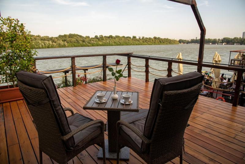 Standard Triple Room with River View image 4