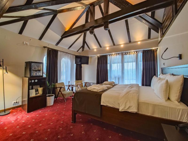 Superior Double Room with River View image 1