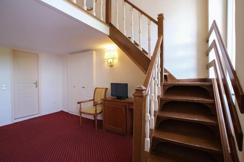 Family Room image 3