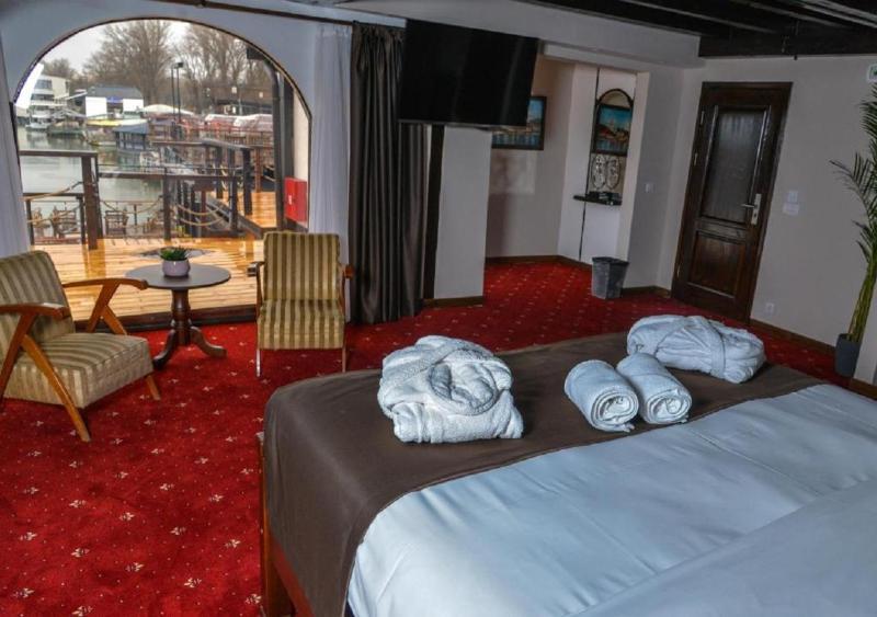 Deluxe Double Room with River View image 1