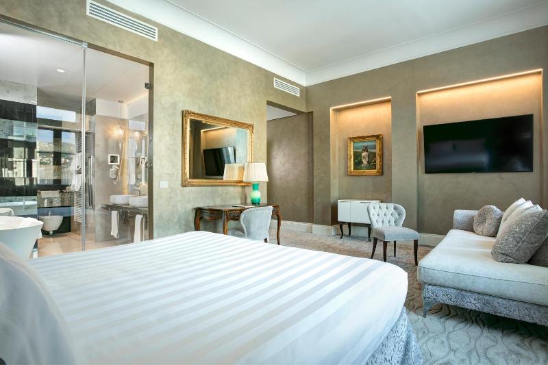Suite Prestige with Square View image 2