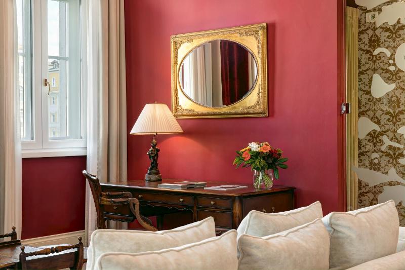 Suite with Square View image 4