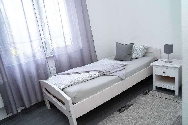 Twin Room with Private Bathroom image 3
