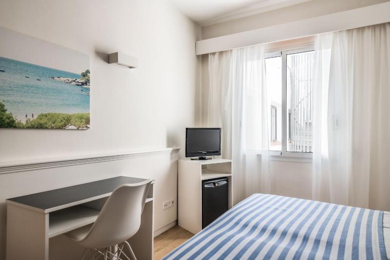 Budget Double or Twin Room wth internal view image 2