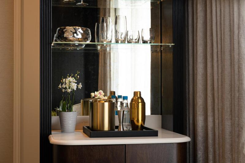 Fairmont King Room image 3