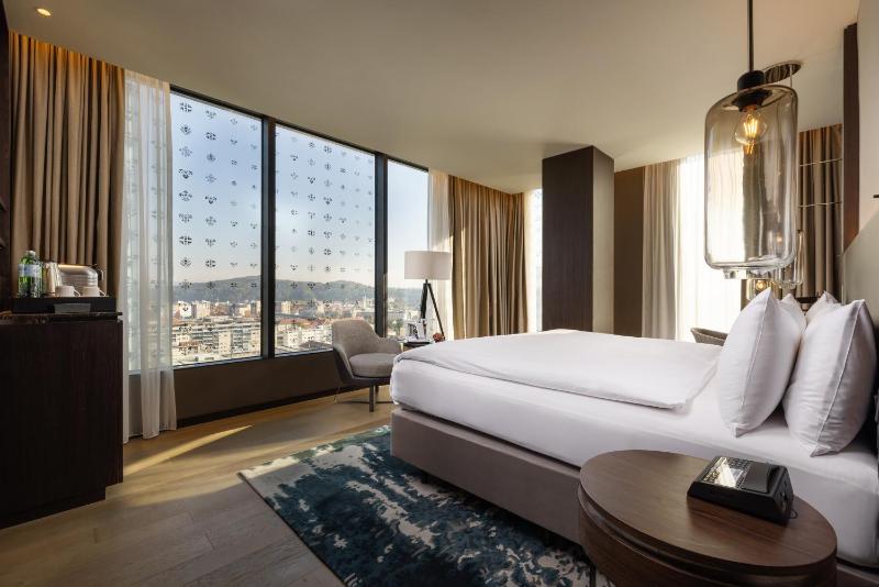 1 King Bed Premium Lounge Access image 1