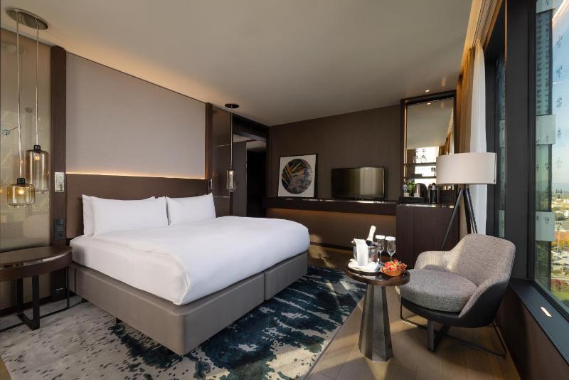 1 King Bed Premium Lounge Access image 4