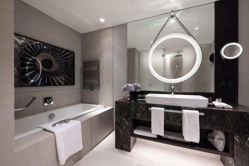 Premium King Room image 3