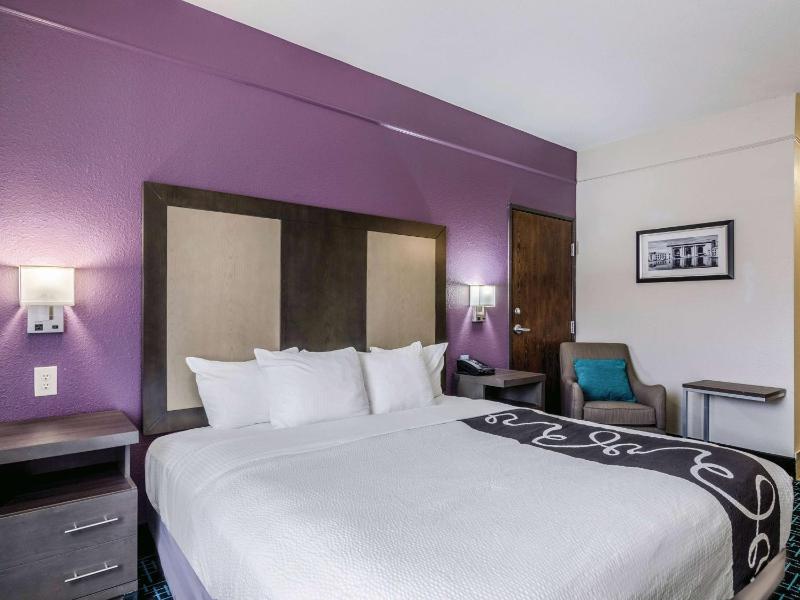 King Room with Roll-In Shower - Mobility Accessible/Non-Smoking image 3