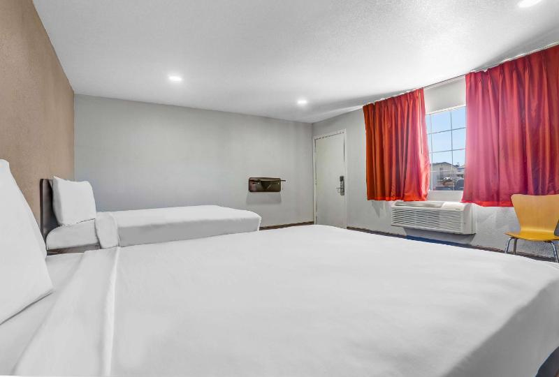 Queen Room - Non-Smoking image 1