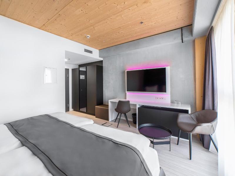 Double Room with Lake View image 4